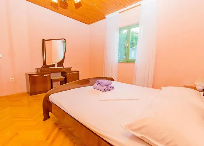 Mladenka * Τρογκίρ